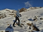 15 In decisa salita su neve dura